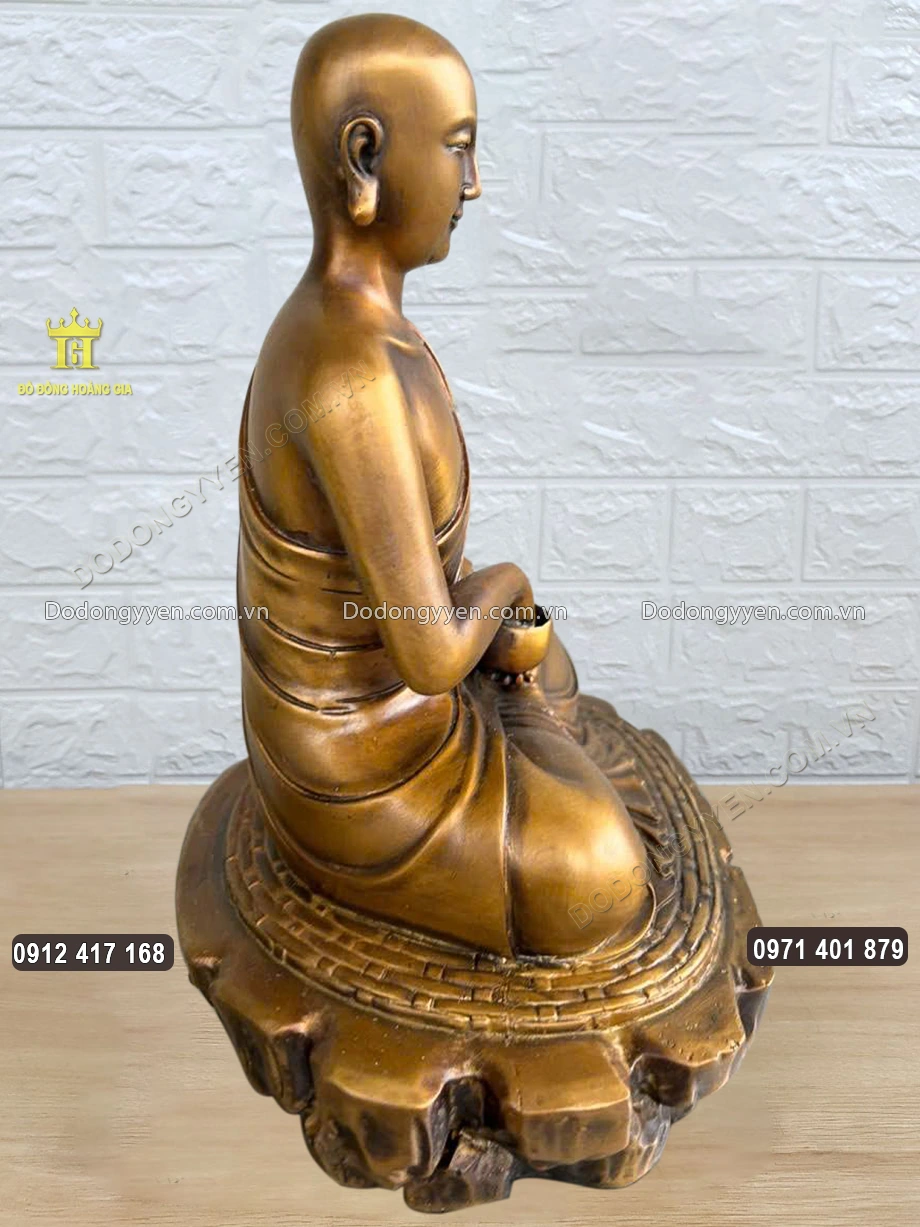 H&igrave;nh ảnh nh&igrave;n nghi&ecirc;ng của bức tượng đồng